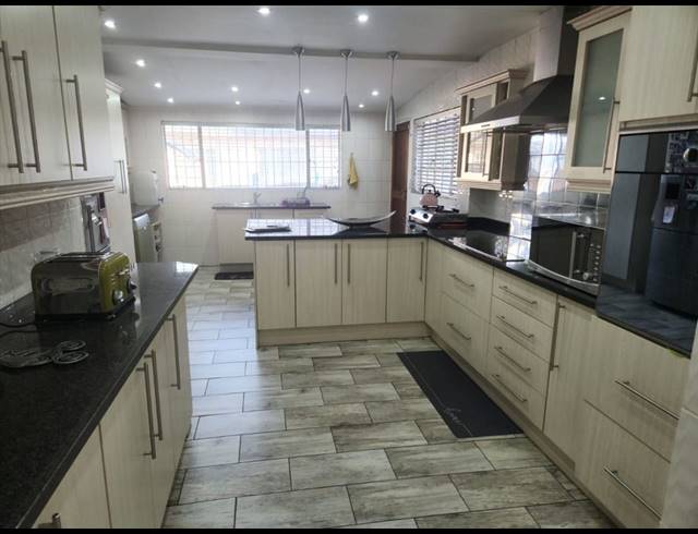 4 BEDROOM HOUSE FOR SALE IN VAN RIEBEECK PARK